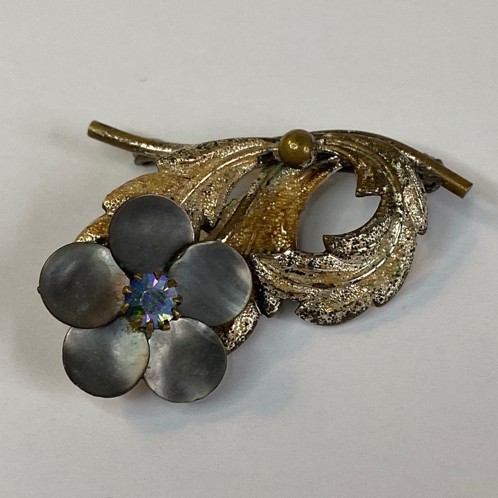 Vintage Triad Flower pin broach Gold Tone Mother of Pearl